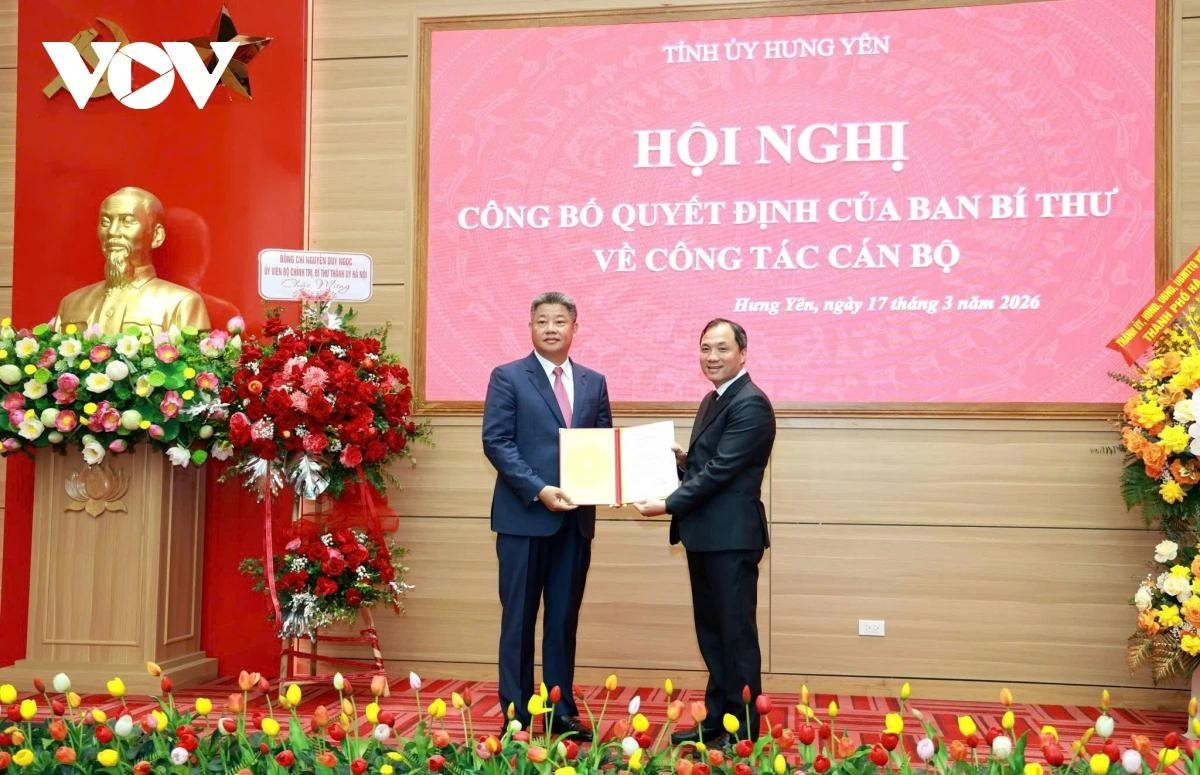 Ông Hoàng Trung Dũng, Phó Trưởng ban Thường trực Ban Tổ chức Trung ương trao quyết định cho ông Nguyễn Mạnh Quyền