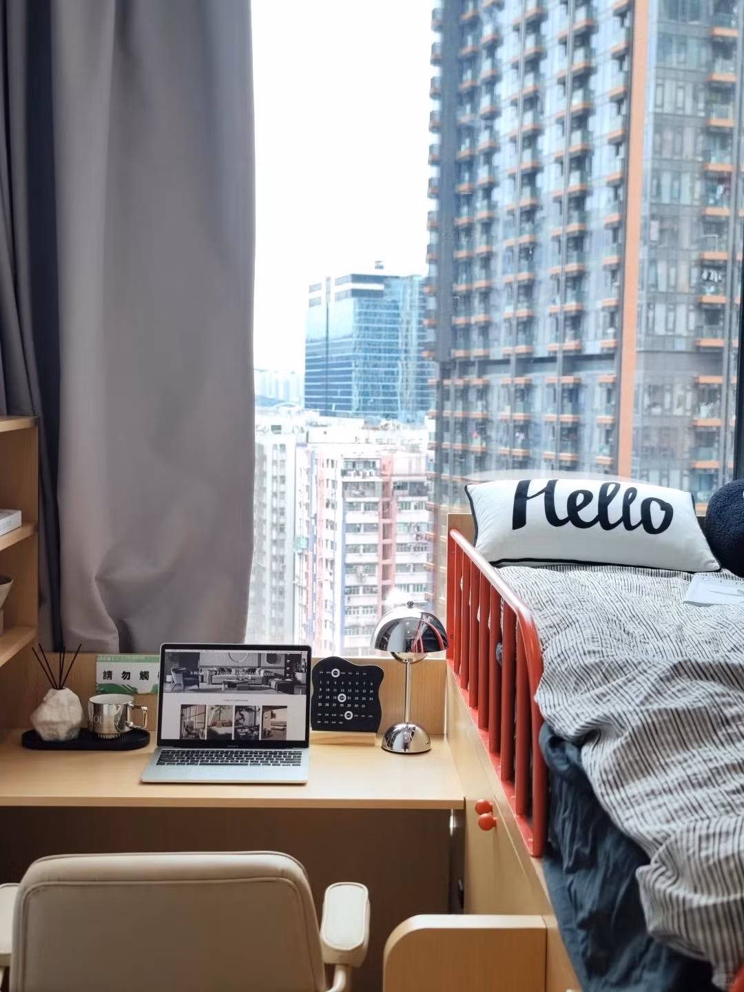 Phần sâu nhất của căn hộ là không gian "đa chức năng". Một chiếc bàn làm việc áp sát cửa sổ, vừa là bàn ăn, vừa là góc làm việc, học tập và thưởng trà. Ảnh: Sohu