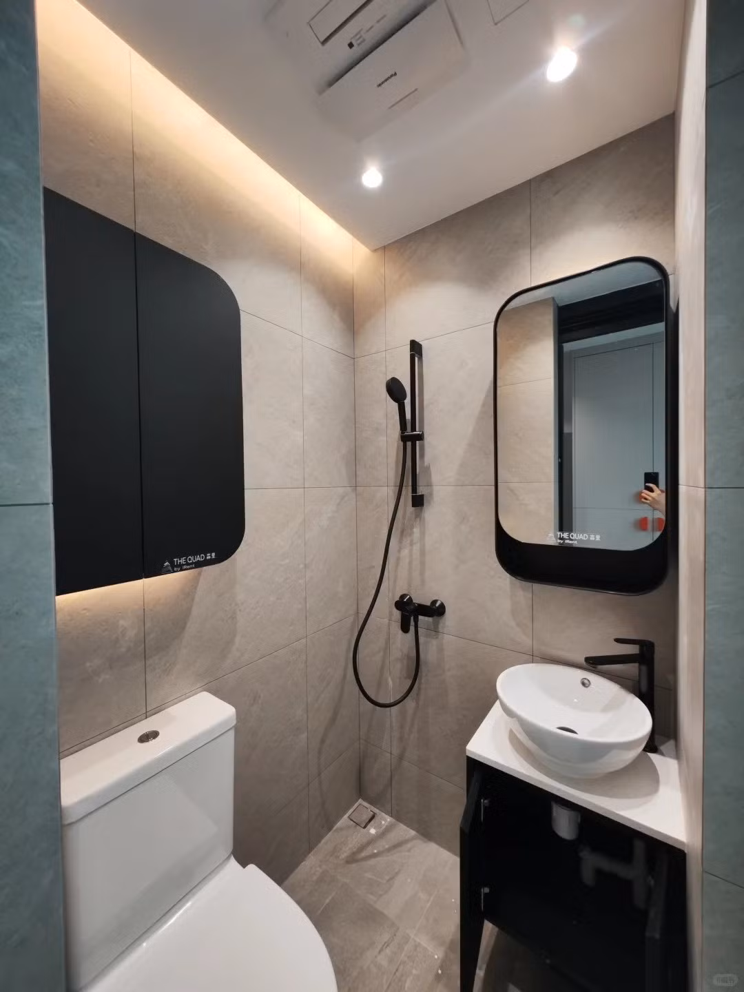 Phòng tắm lát gạch xám toàn bộ từ sàn đến trần, tạo sự đồng bộ. Ảnh: Sohu