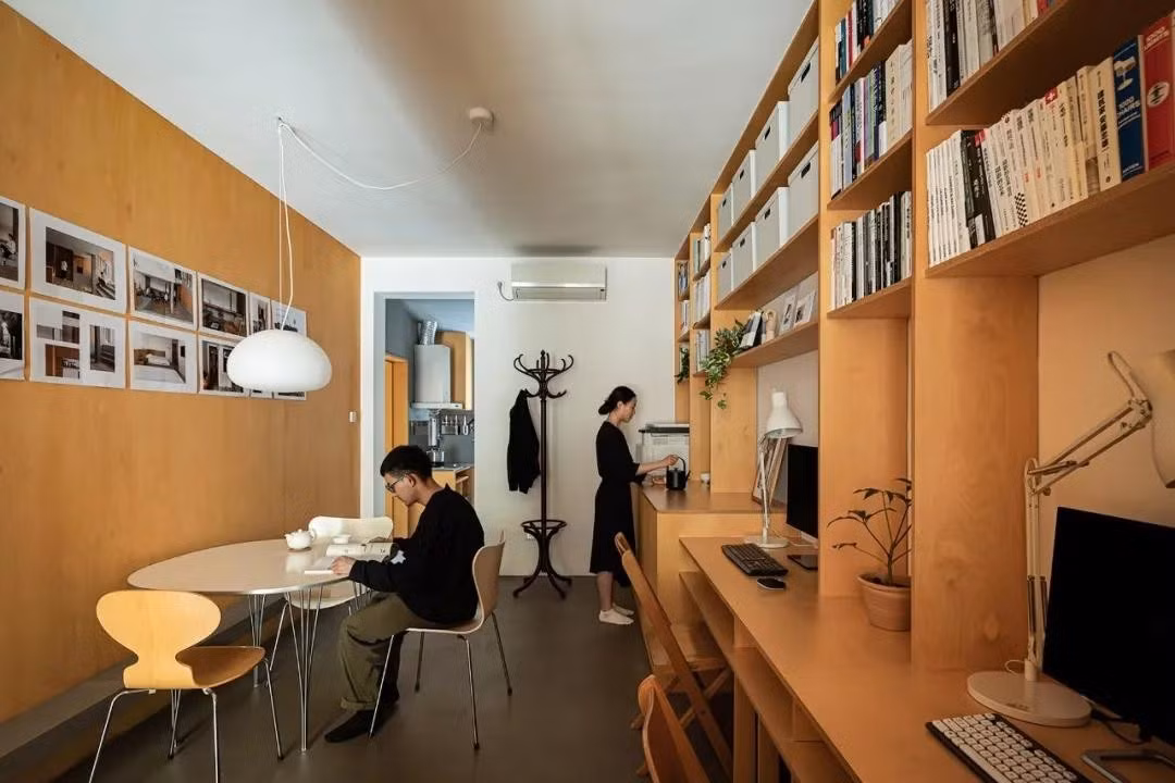 Tuy nhiên, sau 4 tháng cải tạo với chi phí khoảng 300.000 NDT (1,1 tỷ đồng), căn nhà 'lột xác' thành không gian nhỏ vừa ở vừa làm việc, khiến bạn bè tới chơi đều… không tin nổi. Ảnh: Weibo