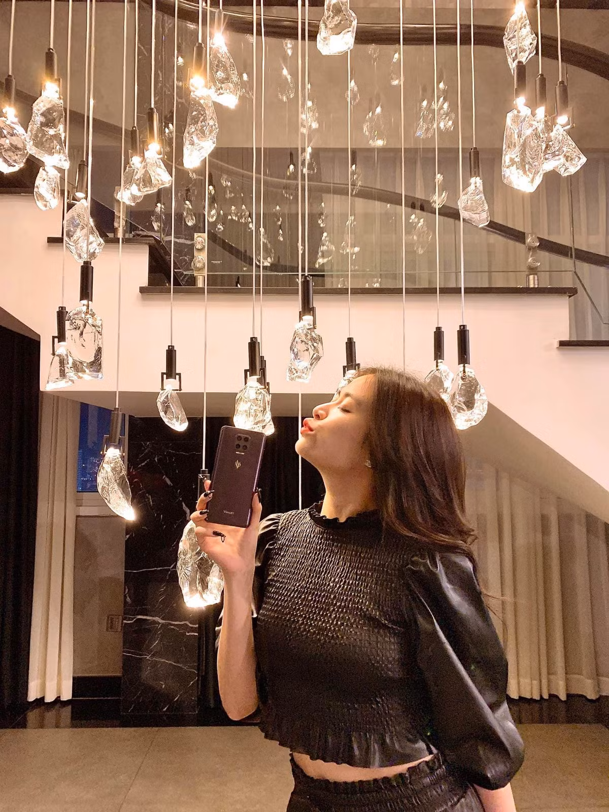 Nội thất thiết kế hài hòa, với nhiều vật trang trí như đèn chùm, bình hoa...Ảnh: FBNV