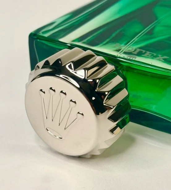 Chai nước hoa được đựng trong lọ thủy tinh màu xanh sang trọng, thể hiện ngôn ngữ thiết kế mang tính biểu tượng của thương hiệu. Ảnh: Chronocollectible