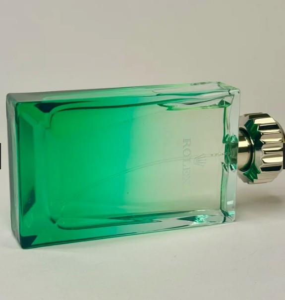 Trái với vẻ ngoài hào nhoáng, trải nghiệm mùi hương của chai nước hoa khá “kín tiếng”. Do không được bán rộng rãi, phần lớn đánh giá đến từ một số khách hàng hiếm hoi từng nhận chai nước hoa như món quà từ đại lý ủy quyền. Ảnh: Chronocollectible