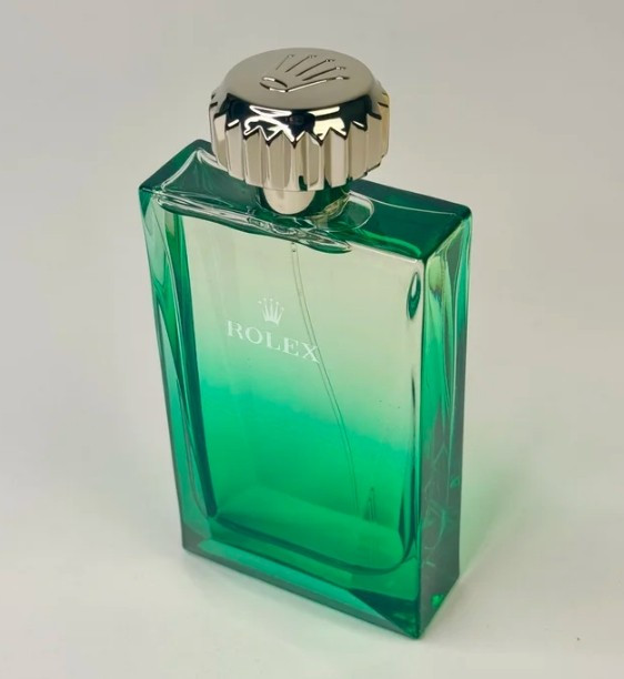 Phần nắp kim loại được đánh bóng cao cấp, điêu khắc theo hình vương miện đồng hồ Rolex, biểu tượng vương miện đặc trưng của Rolex. Ảnh: Chronocollectible