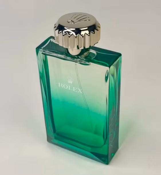 Phần nắp kim loại được đánh bóng cao cấp, điêu khắc theo hình vương miện đồng hồ Rolex, biểu tượng vương miện đặc trưng của Rolex. Ảnh: Chronocollectible