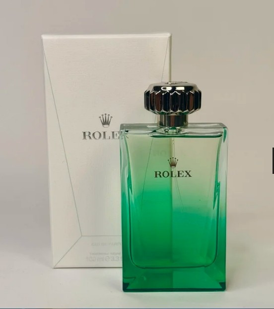 Chai nước hoa Crown Gradient Green Crystal Eau de Parfum của Rolex thu hút sự chú ý trong cộng đồng sưu tầm bởi đây là quà tặng cho khách đặc biệt, không bán công khai trên kệ hàng. Ảnh: Chronocollectible