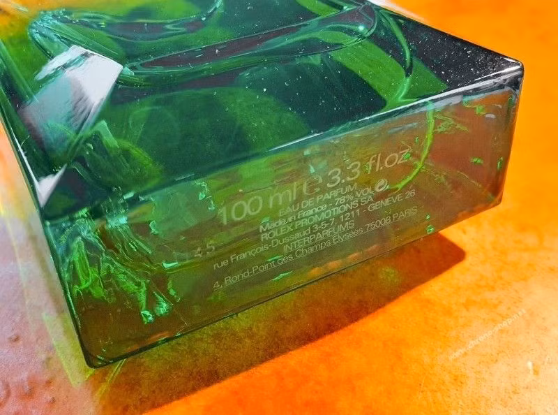 Trên thị trường thứ cấp, Crown Gradient Green Crystal Eau de Parfum được chào bán với mức giá khoảng 575 USD (tương đương hơn 15 triệu đồng). Tuy nhiên, phần lớn các website từng niêm yết sản phẩm đều đã hết hàng. Ảnh: Chrono shop