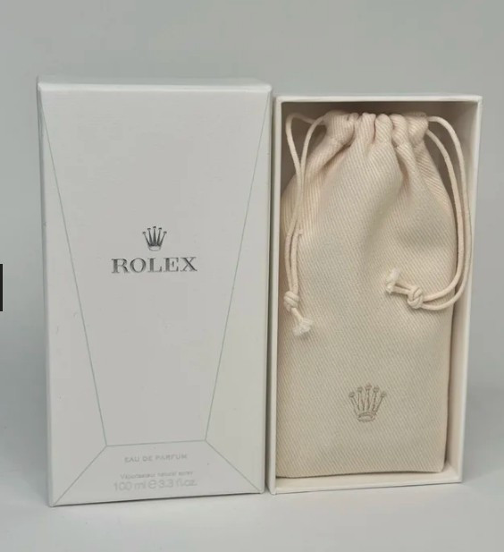 Một số người từng sử dụng cho biết, phiên bản dành cho nam thiên về gỗ đàn hương, mang phong cách cổ điển, nhẹ nhàng và an toàn, thay vì theo đuổi các nốt hương quá táo bạo. Ảnh: Chronocollectible