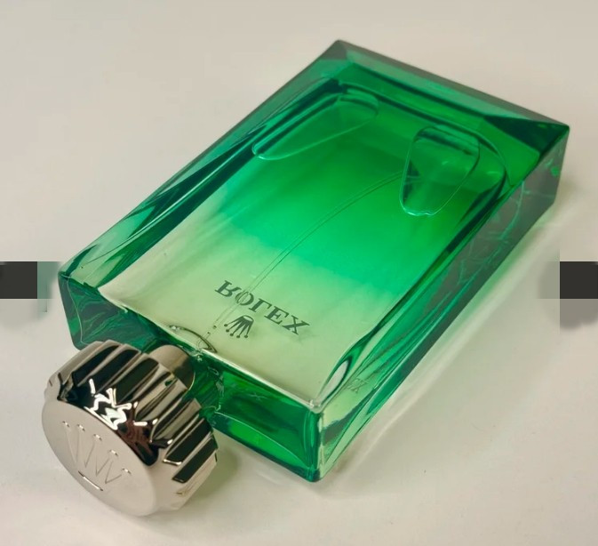 Phần nắp kim loại được đánh bóng cao cấp, điêu khắc theo hình vương miện đồng hồ Rolex, biểu tượng vương miện đặc trưng của Rolex. Ảnh: Chronocollectible