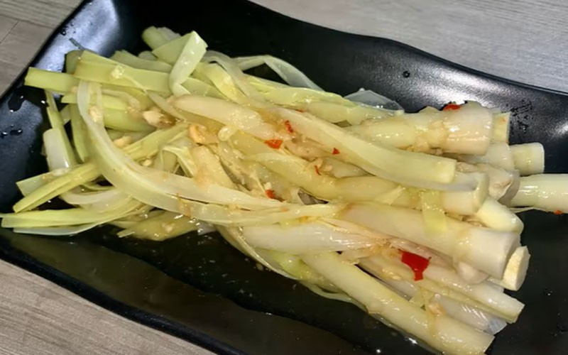 Dưa bồn bồn muối chua giữ được độ giòn đặc trưng, vị chua thanh mát, rất hợp khi ăn kèm với cá kho, thịt kho tàu...Ảnh Internet