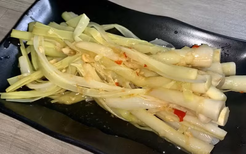 Dưa bồn bồn muối chua giữ được độ giòn đặc trưng, vị chua thanh mát, rất hợp khi ăn kèm với cá kho, thịt kho tàu...Ảnh Internet