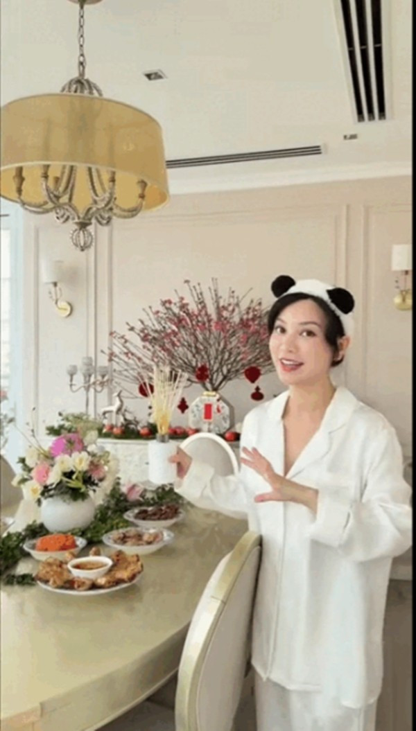 Không chỉ khu vực khách, phòng ăn và phòng trà cũng được nữ CEO khéo léo điểm xuyết không khí Tết bằng những bình đào nở rộ. Ảnh chụp màn hình Tiktok