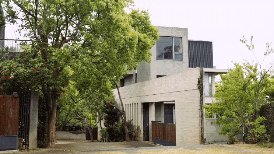 Mỗi căn nhà đều có tầm nhìn bao quát ngắm toàn cảnh núi non, cánh đồng xanh mướt và dòng suối nhỏ chảy qua. Ảnh: The Paper