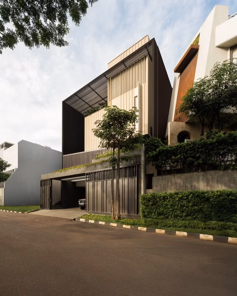 Kiến ​​trúc được xác định bởi bố cục hai khối; hai khối nhà đặt dọc theo các cạnh bên của khu đất, tách biệt khỏi ranh giới để tạo điều kiện thông gió chéo và ánh sáng tự nhiên. Ảnh: Arte Haus