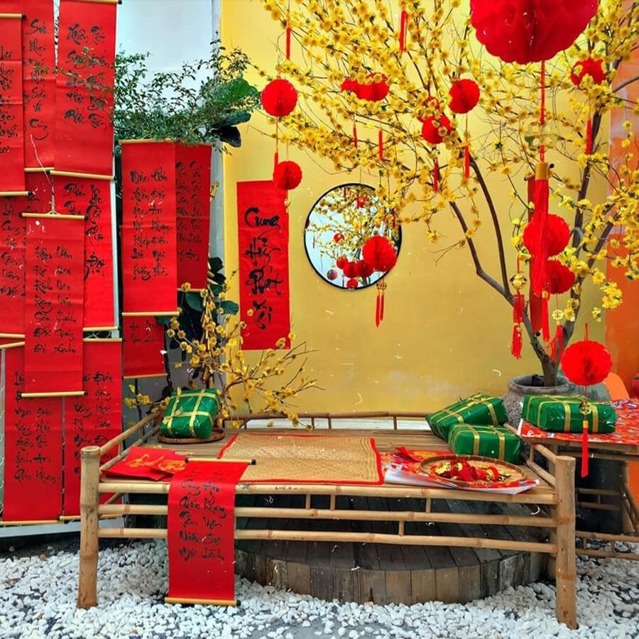 Mẫu tiểu cảnh được ưa chuộng nhất là phong cách truyền thống, tái hiện không khí Tết xưa với những hình ảnh quen thuộc như mai vàng, đào thắm, quất cảnh, bánh chưng, câu đối đỏ...Ảnh: Hata Landscape