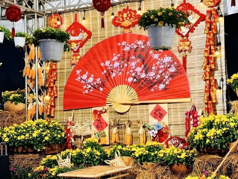 Tiểu cảnh trang trí “Làng hoa Tết rực rỡ” với mai vàng, hoa đào, cúc vàng, đồng tiền...để tạo một vườn hoa mùa xuân đầy sức sống. Ảnh: Shopee