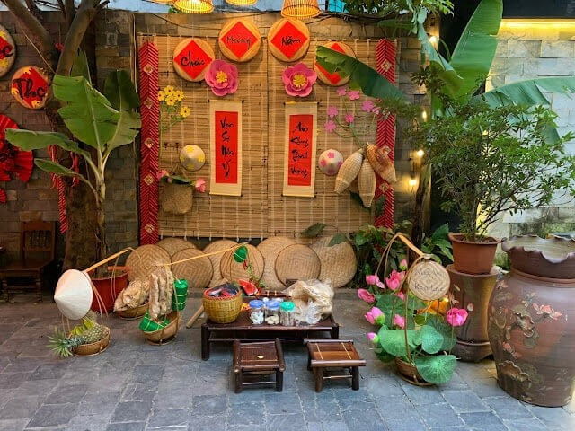 Các vật dụng mộc mạc bằng tre, gỗ, chum sành kết hợp cùng rơm khô hay thúng mủng tạo cảm giác gần gũi, hoài niệm. Ảnh: Hata Landscape