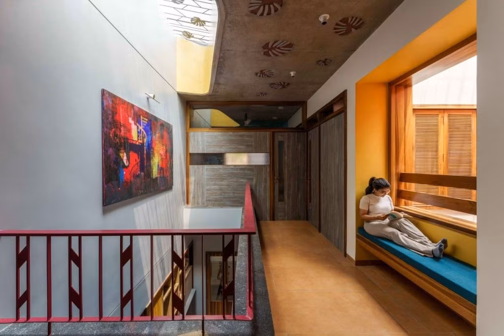 Góc đọc sách bố trí cạnh cửa sổ lớn, lấy ánh sáng tự nhiên từ giếng trời. Ảnh: Thearchitectsdiary