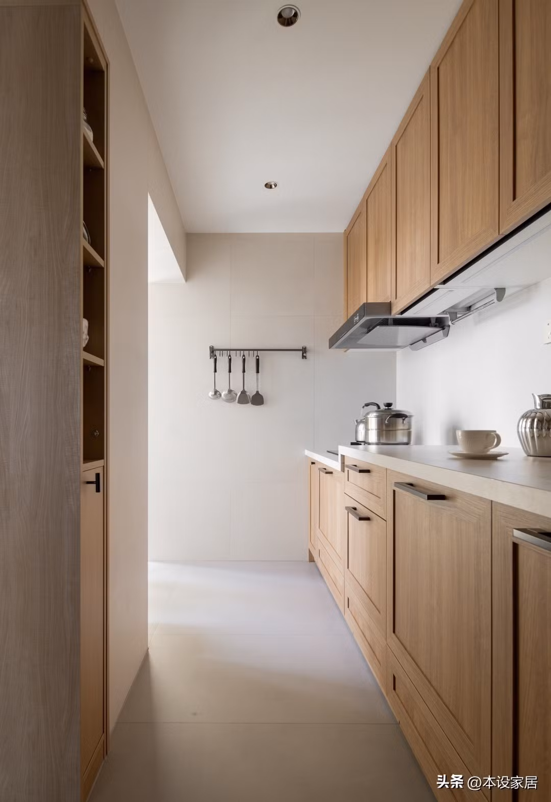 Sàn bếp lát gạch màu be, kết hợp tủ bếp gỗ sáng và gạch ốp trắng, tạo cảm giác sạch sẽ. Ảnh: Toutiao