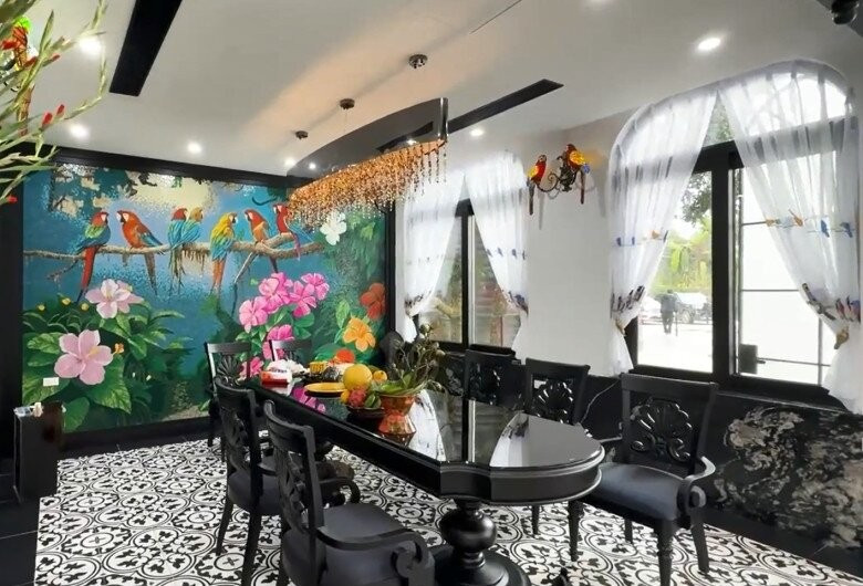 Phòng ăn gây ấn tượng mạnh bởi bức tranh tường chủ đề nhiệt đới. Ảnh: FB Phạm Phương Thảo