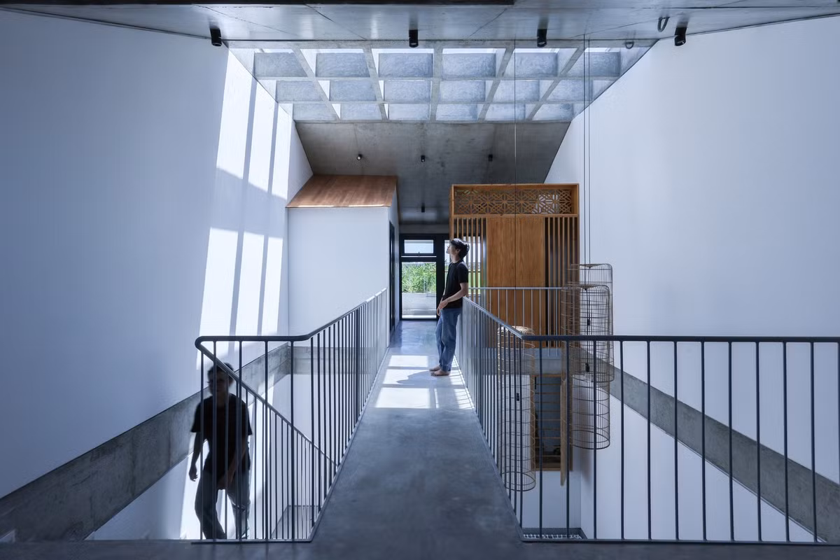 Ở tầng trên các khu vực chức năng được kết nối với nhau bởi cầu thang và hành lang chạy dọc nhà giúp tối ưu không gian bị hạn chế chiều ngang. Ảnh: Sukha Studio.