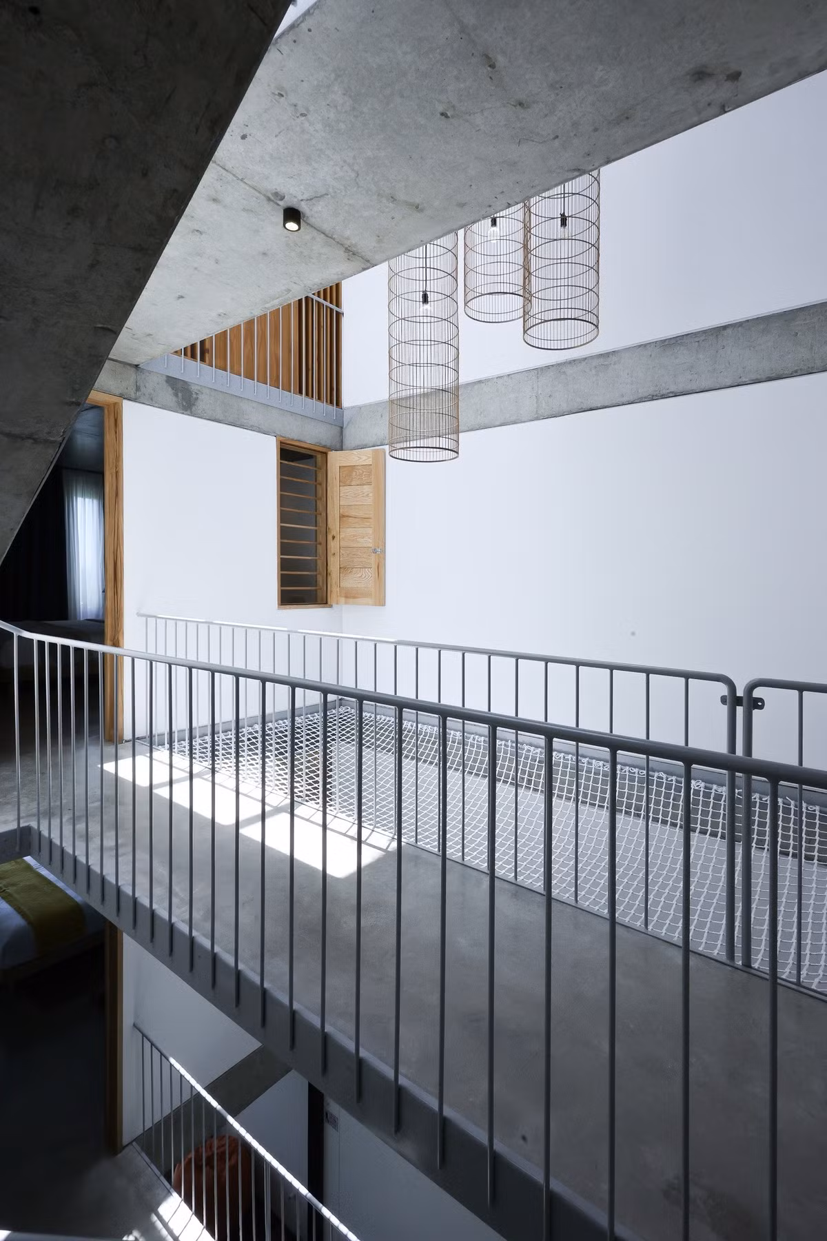 Nhờ giải pháp đó lại có thêm một khoảng không giếng trời rộng giúp lưu thông không khí, lấy ánh sáng tự nhiên, tạo ra sự kết nối giữa các không gian. Ảnh: Sukha Studio.