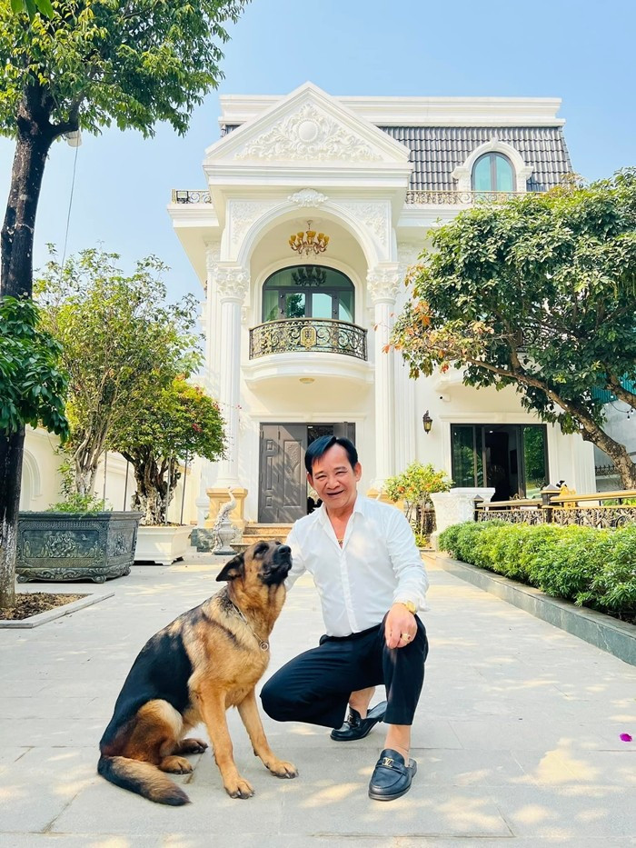 Ngoài căn hộ 170 m2 ngay trung tâm Hà Nội, gia đình nghệ sĩ Quang Tèo còn có biệt thự sân vườn ở ngoại thành để nghỉ ngơi cuối tuần. Ảnh: FBNV