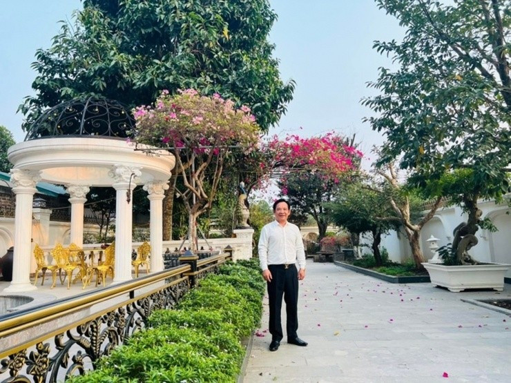 Nhiều người khen sân vườn của Quang Tèo như công viên vì xây dựng cầu kỳ, nhiều cây cảnh, cây ăn trái, hoa...Ảnh: FBNV