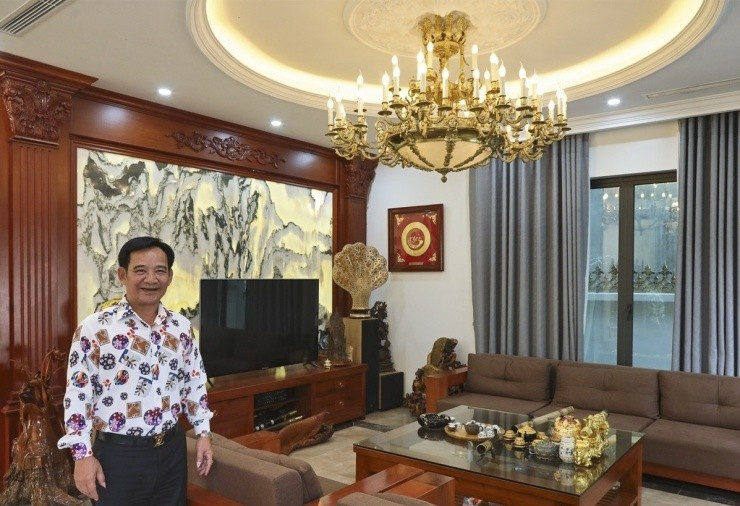 Bên trong phòng khách, nam nghệ sĩ chọn nội thất gỗ kết hợp đèn chùm kiểu cổ điển, tạo không gian sang trọng và ấm cúng. Ảnh: FBNV