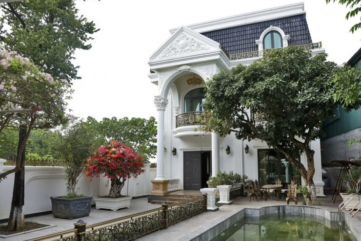 Biệt thự mang phong cách châu Âu, nổi bật giữa sân vườn nhiều cây xanh. Ảnh: FBNV