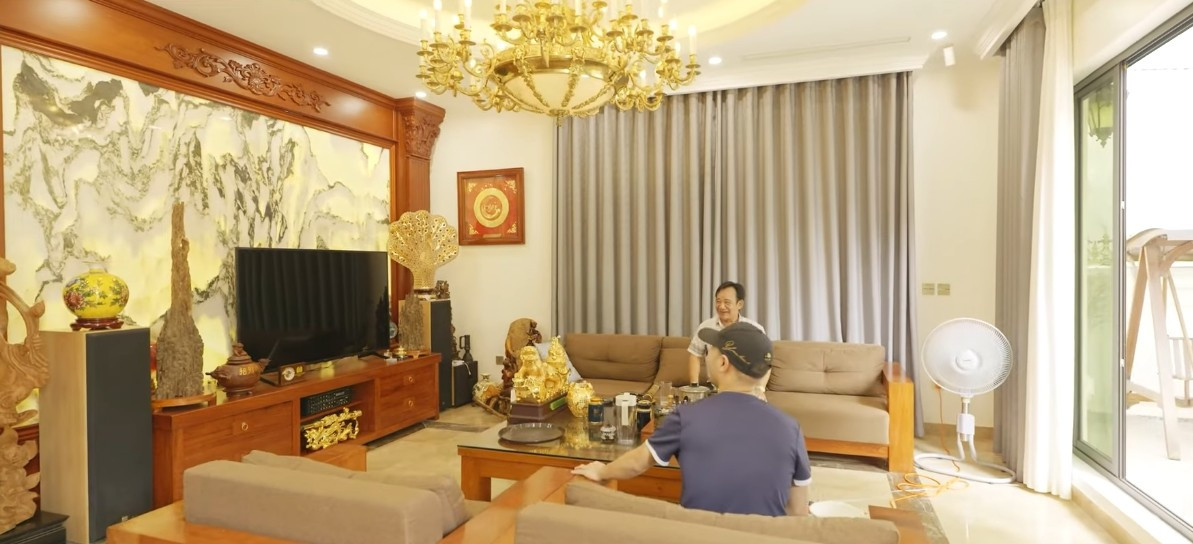 Nội thất trong biệt thự được bài trí theo hướng tiện nghi, hiện đại, với nhiều chi tiết trang trí mang màu sắc phong thủy. Ảnh chụp màn hình