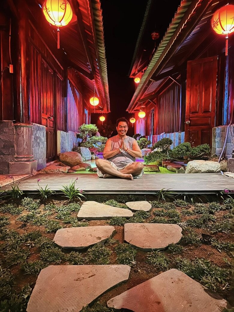 Cơ ngơi của Hoàng Mập là tổ hợp nghỉ dưỡng mang đậm phong cách gần gũi thiên nhiên cho cả gia đình hưởng thú điền viên. Ảnh: FBNV