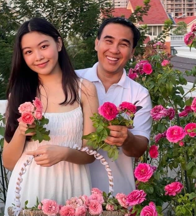 MC Quyền Linh có cuộc sống hạnh phúc cùng bà xã Dạ Thảo và hai con gái trong biệt thự 500m² tại TP HCM. Ảnh: FBNV