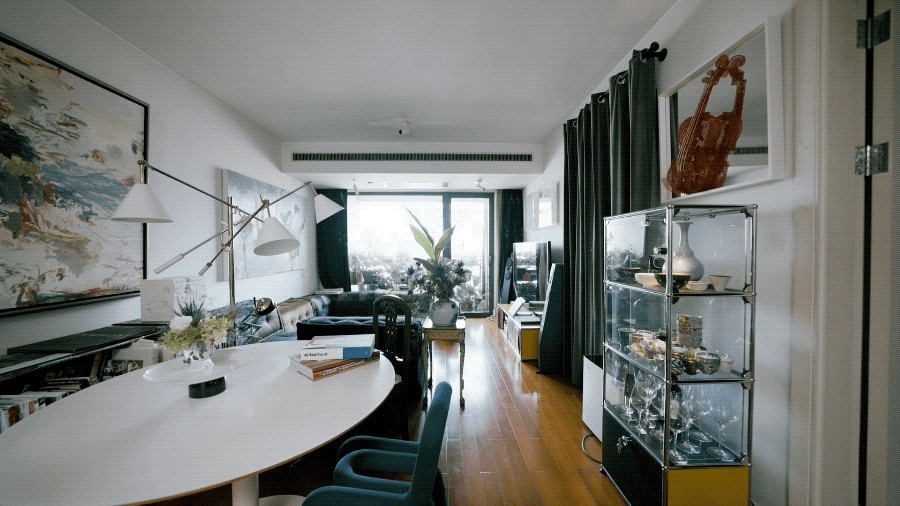 Căn hộ gồm một phòng ngủ, một phòng khách kèm ban công nhỏ. Ảnh: Sina