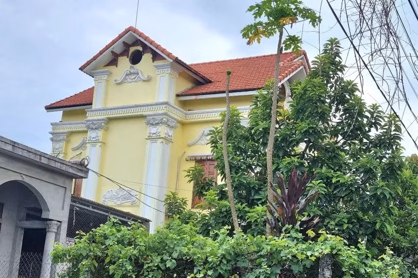 Theo một số người dân địa phương, ngôi nhà 3 tầng "Gia đình Hải Sen" đang ở được cho là đẹp nhất thôn Thành Tây. Ảnh: Plo