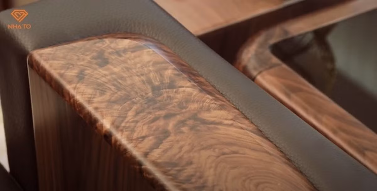 Gỗ màu nâu vàng trầm mang đến vẻ sang trọng. Ảnh chụp màn hình NhaTo