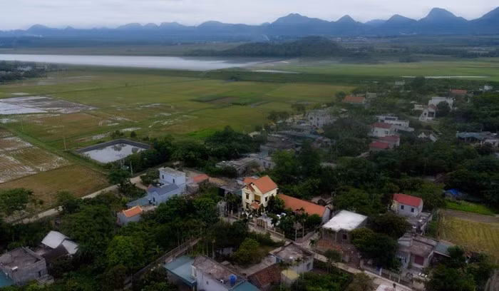 Từ trên cao nhìn xuống, căn nhà nổi bật giữa làng quê. Ảnh: Như Hoàn/ĐSPL