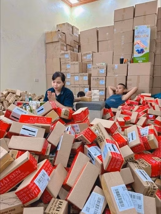 Bên trong nhà không trang trí cầu kỳ, thay vào đó là ngập tràn hàng hoá, những thùng carton được cho là đựng sản phẩm nhà Hải Sen xếp kín từ sàn đến tận trần nhà. Ảnh: Facebook