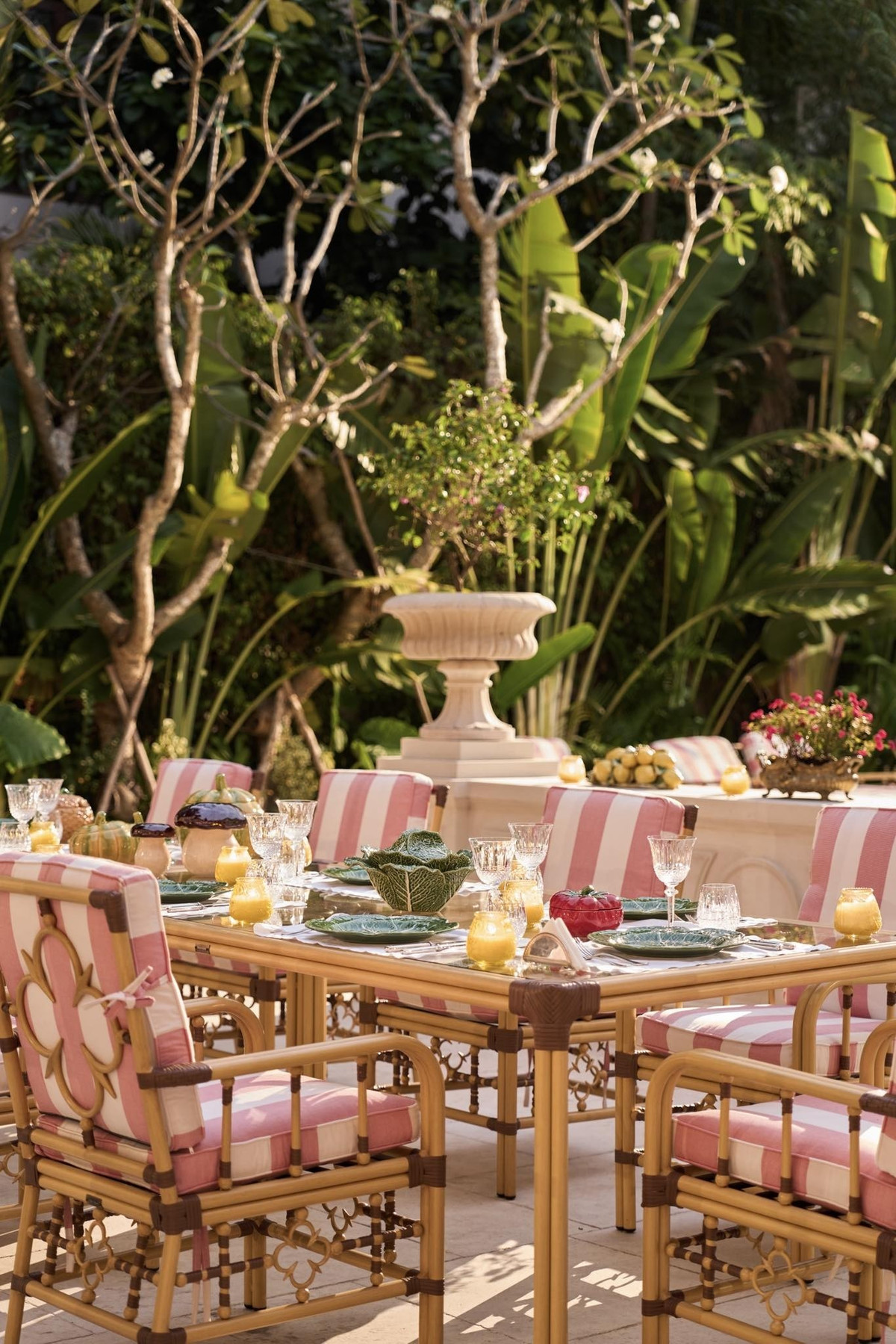 Khu vực bàn ăn ngoài trời. Ảnh: FBNV