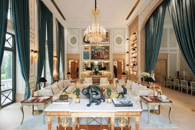 Nhiều vật trang trí, đèn và tác phẩm nghệ thuật, khiến tổng thể căn phòng rối mắt. Ảnh: FBNV