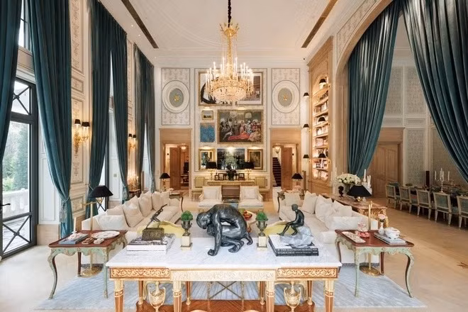 Nhiều vật trang trí, đèn và tác phẩm nghệ thuật, khiến tổng thể căn phòng rối mắt. Ảnh: FBNV