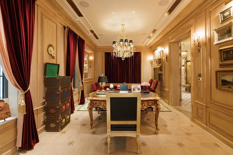 NTK Thái Công cho biết đã đi tìm từng chiếc bàn, từng chiếc ghế, đặt làm từ những xưởng thủ công lâu đời ở Pháp, Ý, Anh,... rồi đặt chuyển về Việt Nam. Ảnh: FBNV