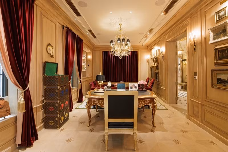 NTK Thái Công cho biết đã đi tìm từng chiếc bàn, từng chiếc ghế, đặt làm từ những xưởng thủ công lâu đời ở Pháp, Ý, Anh,... rồi đặt chuyển về Việt Nam. Ảnh: FBNV