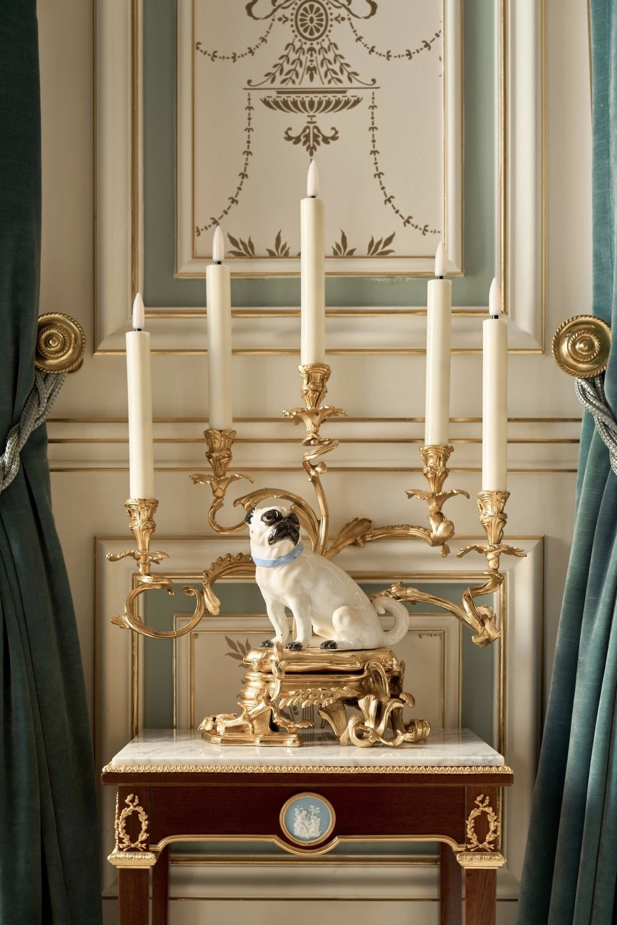 Bên cạnh những lời khen, không ít ý kiến trái chiều cho rằng cách bài trí nội thất trong căn nhà của Thái Công có mật độ đồ đạc dày. Ảnh: FBNV