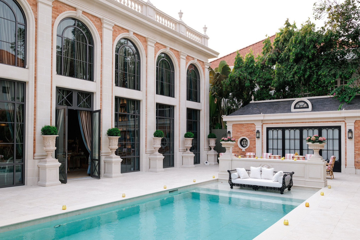 Bể bơi bên ngoài biệt thự. Ảnh: FBNV