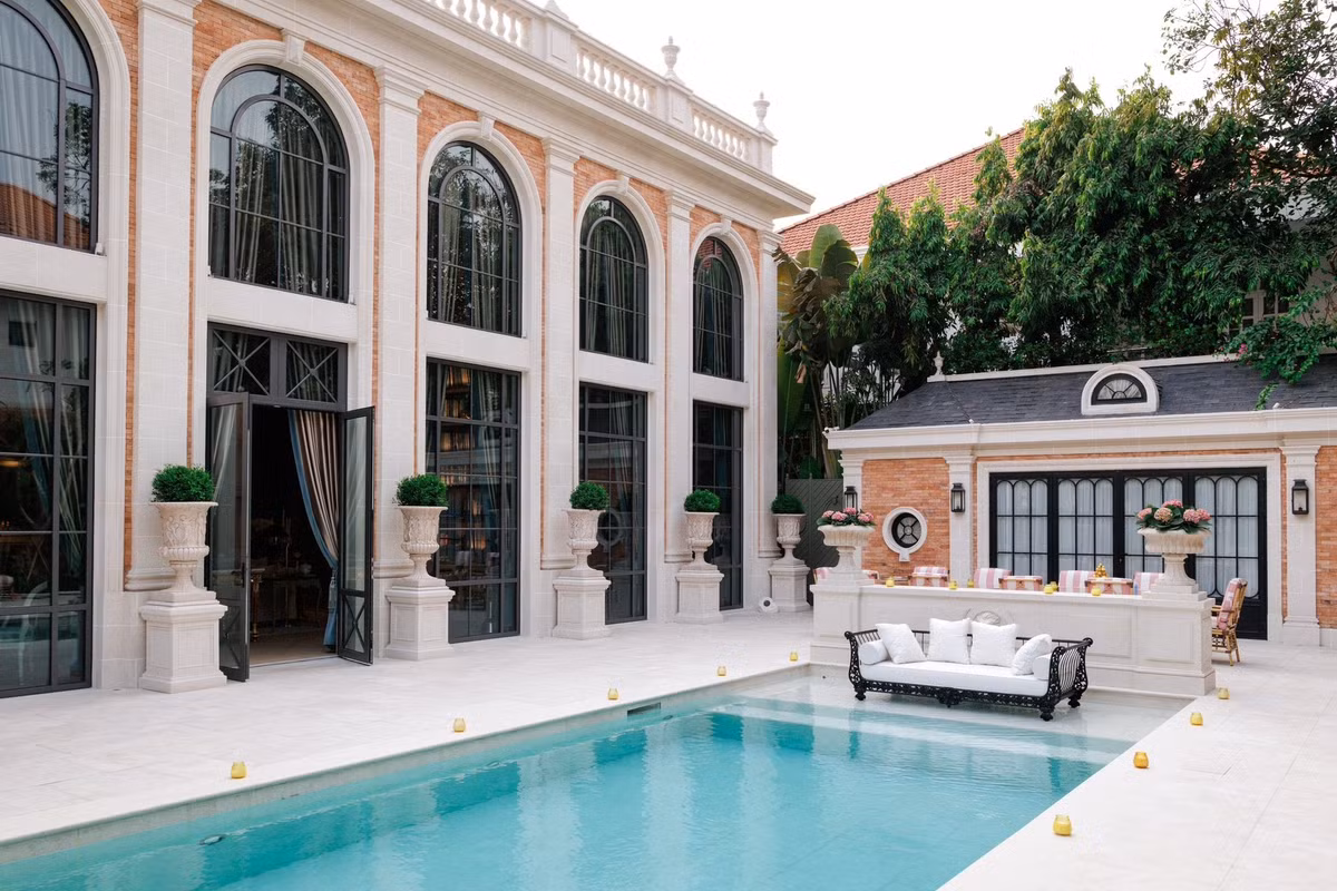 Bể bơi bên ngoài biệt thự. Ảnh: FBNV