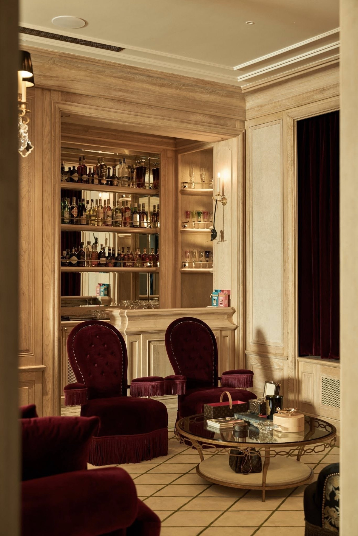 Từng chi tiết trong nhà đều được sắp đặt cầu kỳ. Ảnh: FBNV