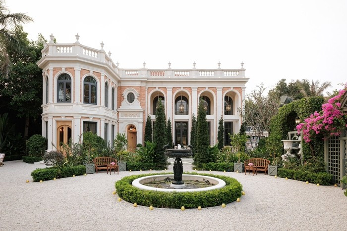 Căn biệt thự tọa lạc tại khu nhà giàu Thảo Điền, có diện tích 2.000 m2 với sân vườn rộng, hồ bơi ngoài trời. Ảnh: FBNV