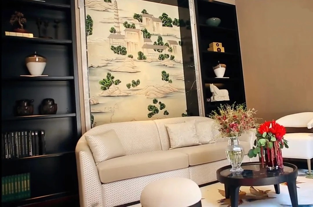 Phía sau chiếc ghế tựa êm ái là bức tranh phong cảnh và kệ đồ trang trí. Ảnh: Weibo