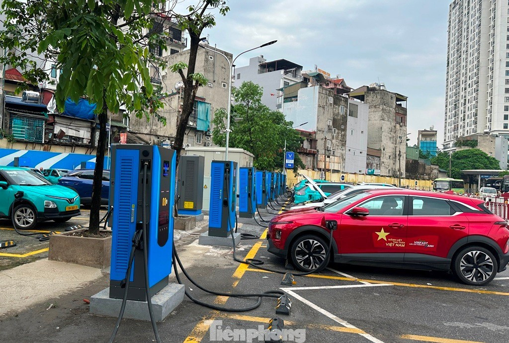 Hệ thống trạm sạc cho ô tô điện được lắp đặt và đưa vào sử dụng tại bến xe Giáp Bát.